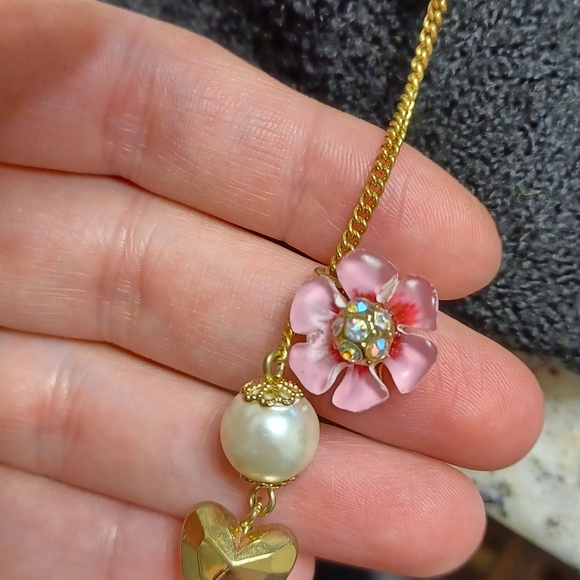 BETSEY JOHNSON PEARL AND BEE FLORAL LAYERED NECKLACE 🐝 - Picture 5 of 10